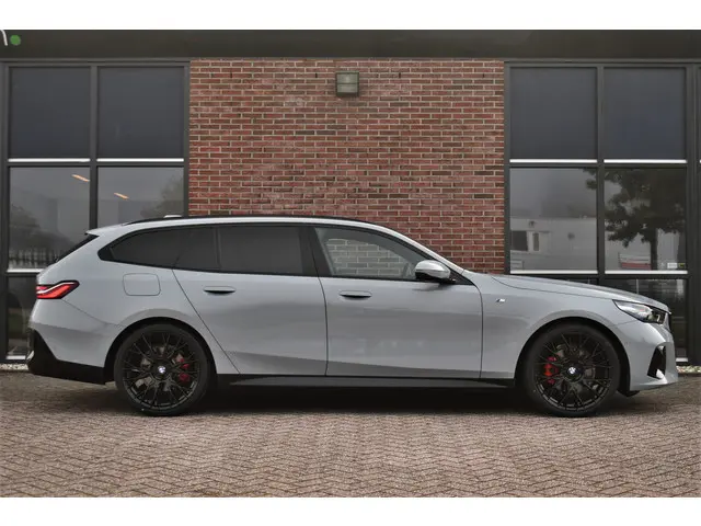 BMW 5 Serie Touring 520i M-Sport 2024 Benzine 43