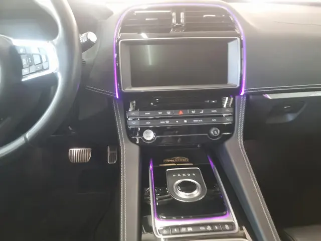 Jaguar F-PACE 3.0 S/C S AWD 35t 2018 Benzine 15