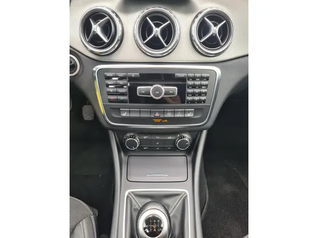 Mercedes-Benz GLA 180 Prestige 2015 Benzine 31
