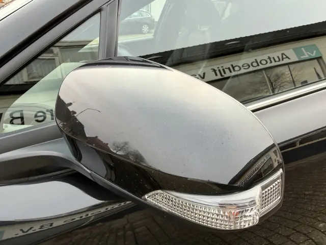 Toyota C-HR 1.8 Hybrid Bi-tone 2018 Hybride Benzine 24