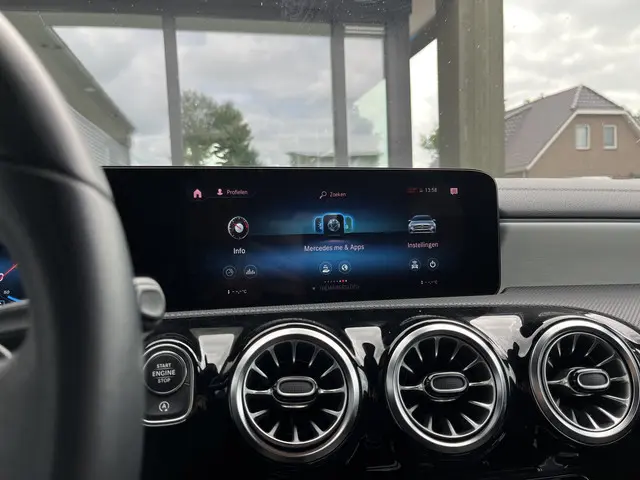 Mercedes-Benz CLA 180 Luxury Line 2023 Benzine 10