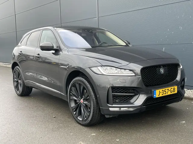 Jaguar F-PACE 30T Portfolio R-Sport AWD 2018 Benzine 3