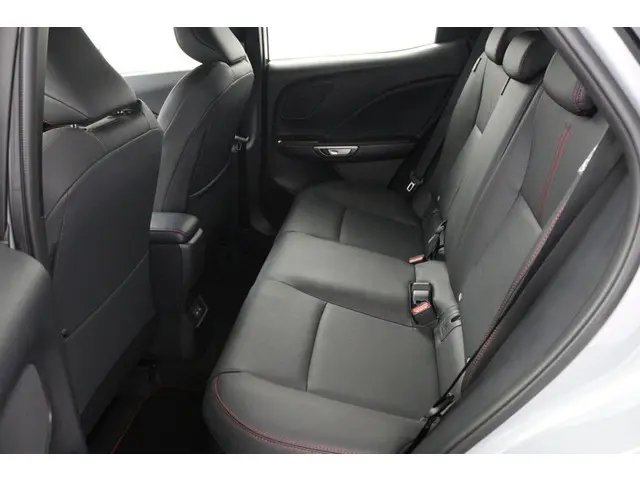 Lexus LBX Elegant 2WD 2025 Hybride Benzine 18
