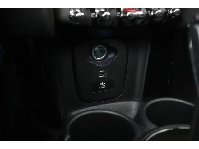 MINI Cooper 1.5 Camden Plus Edition 2023 Benzine 25