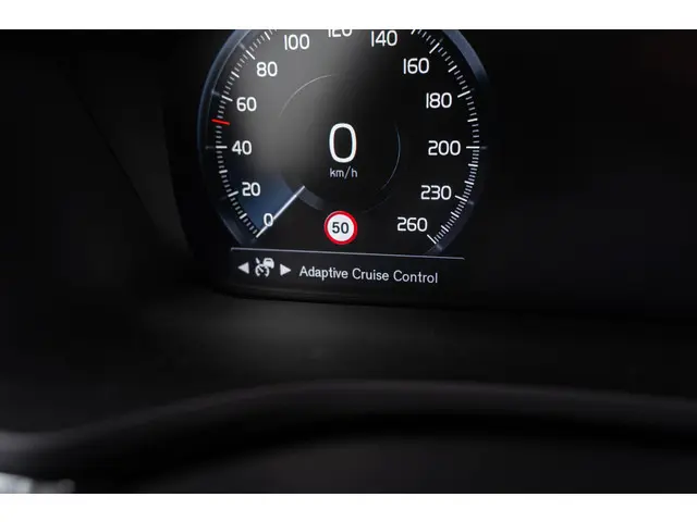 Volvo V60 B4 Geartronic R-Design 2020 Benzine 35