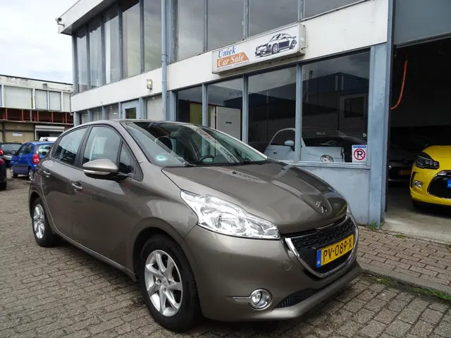 Peugeot 208 1.2 VTi Allure 2012 Benzine 6