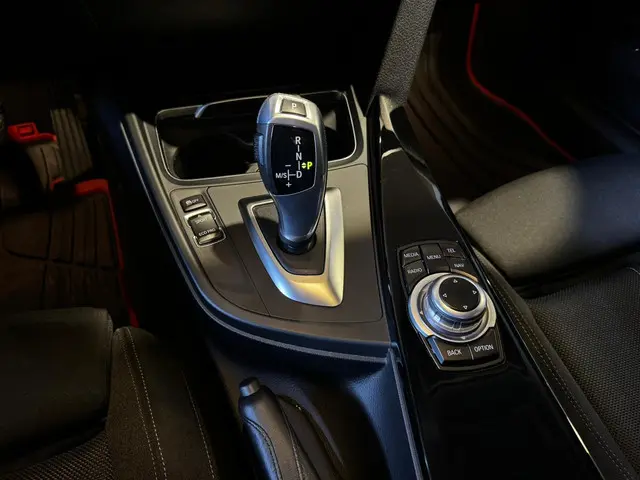 BMW 3 Serie 318i Executive 2017 Benzine 14