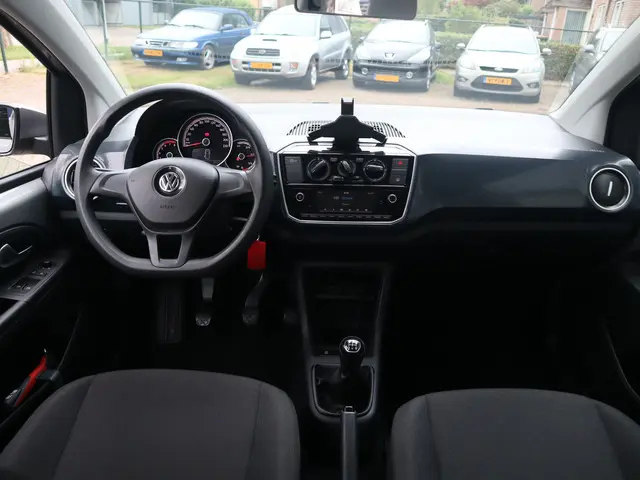 Volkswagen up! 1.0 BMT move up! 2018 Benzine 5