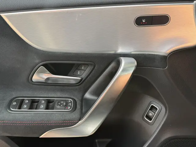 Mercedes-Benz A-Klasse 200 AMG Line 2023 Benzine 12