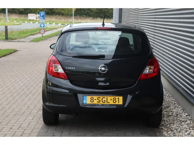 Opel Corsa 1.4-16V Berlin | 5 drs | Airco | NAP 2013 Benzine 4