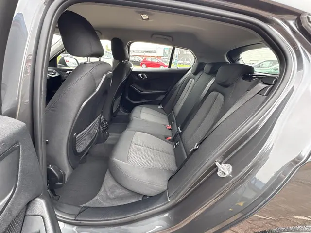 BMW 1 Serie 118i Executive Edition 2021 Benzine 18