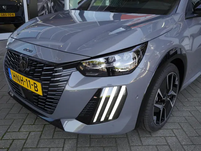Peugeot 208 1.2 Hybrid 110 e-DCS6 GT 2025 Benzine 35