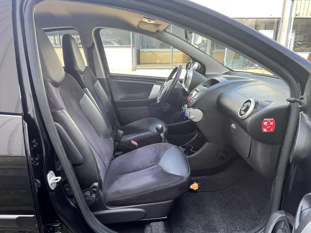 Peugeot 107 1.0 Black & Silver 2013 Benzine 21