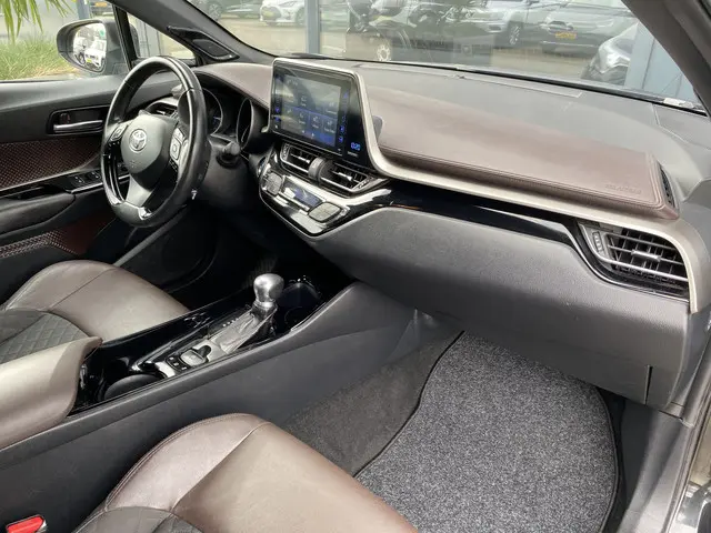 Toyota C-HR 1.8 Hybrid Executive 2018 Hybride Benzine 28