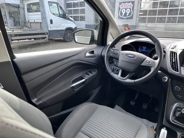 Ford C-MAX 1.5 Titanium 2017 Benzine 17