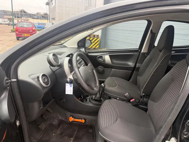 Peugeot 107 1.0 Active 2013 2013 Benzine 11