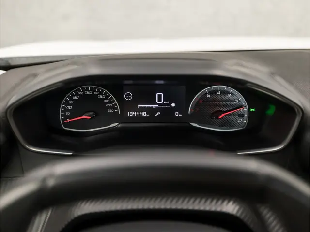Peugeot 2008 1.2 PureTech Sport 2021 Benzine 21