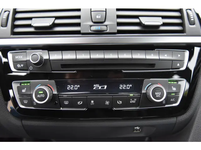 BMW 3 Serie 320i Executive 2018 Benzine 13