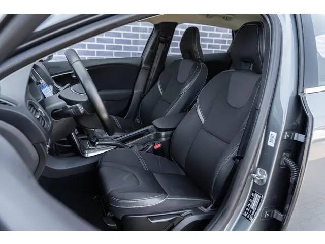 Volvo V40 T3 Momentum Automaat 2015 Benzine 6
