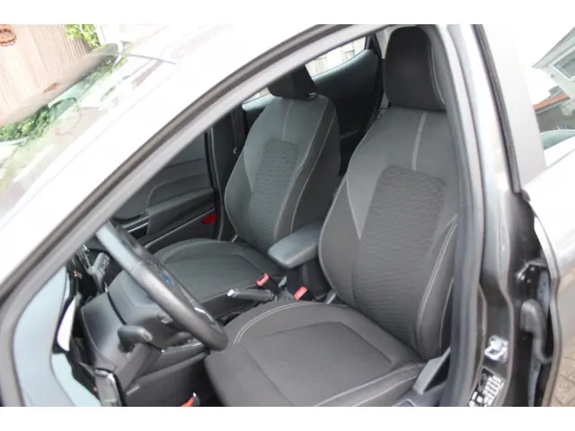 Ford Fiesta 1.0 EcoBoost Hybride Titanium 2023 Benzine 9