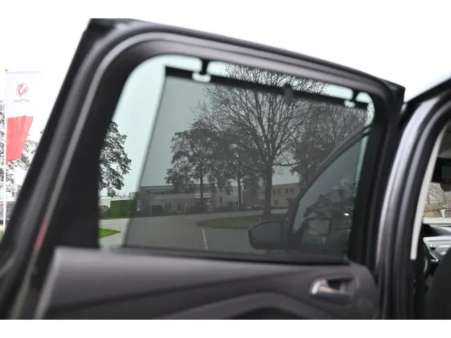 Ford C-MAX 1.0 Trend 2015 Benzine 30