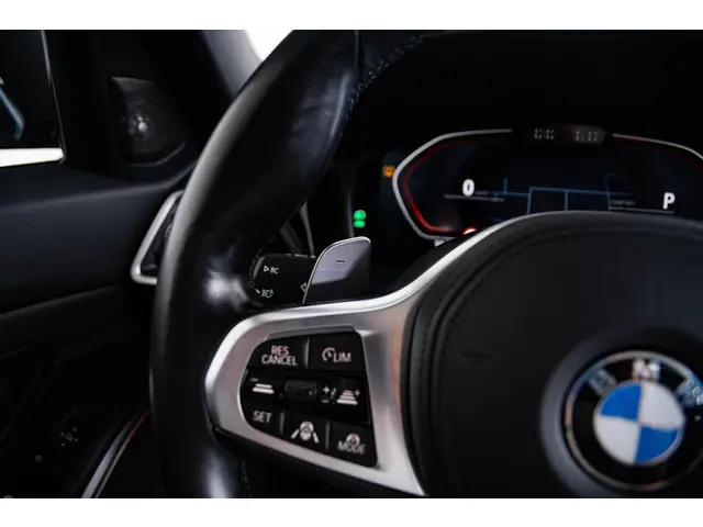 BMW 3 Serie Touring 330i Executive Edition 2020 Benzine 47