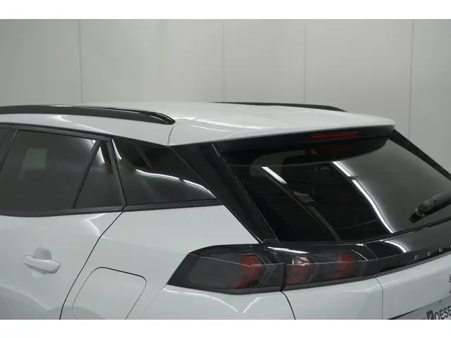 Peugeot 2008 PureTech 130 EAT8 Allure 2022 Benzine 19