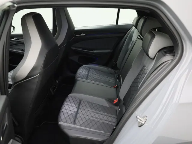 Volkswagen Golf 1.5 eTSI 130pk DSG R-Line 2024 Benzine 11