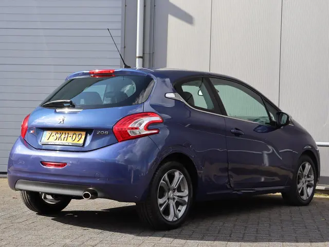 Peugeot 208 1.2 VTi Allure (lichte schade) 2013 Benzine 7