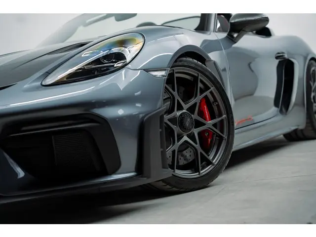 Porsche 718 Spyder RS 2024 Benzine 13