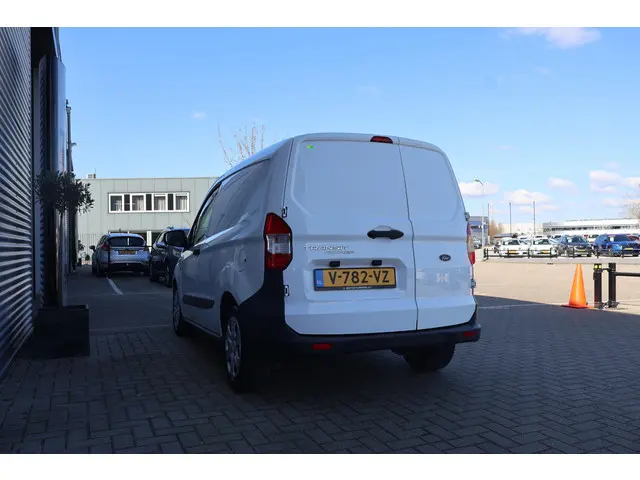 Ford Transit Courier 2