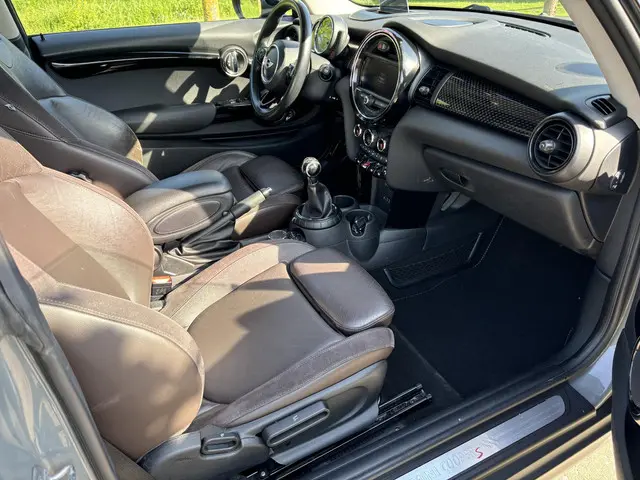 MINI Cooper 2.0 Cooper S Serious Business 2015 Benzine 13