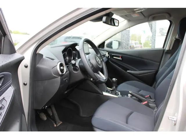 Mazda 2 1.5 Skyactiv-G Luxury 2023 Benzine 13