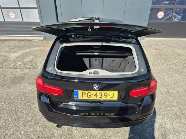 BMW 3 Serie Touring M Sport Pakket / Na 318i 2017 Benzine 23
