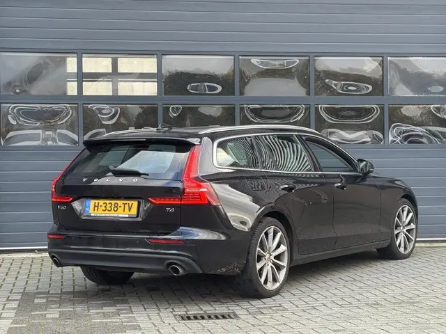 Volvo V60 2.0 T4 R-DESIGN 2020 Benzine 3