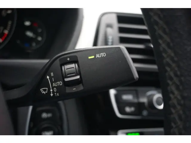 BMW 3 Serie 320i High Exec 2017 Benzine 34