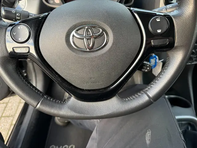 Toyota Aygo 1.0 VVT-i x-play 2021 Benzine 8