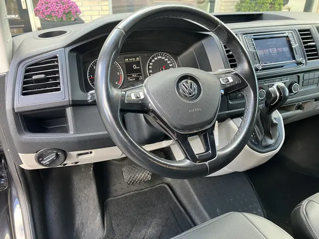 Volkswagen Transporter 2.0 TDI L2H1 Highline 2016 Diesel 18