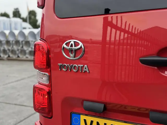 Toyota ProAce Worker 2.0 D-4D Live DC 2022 Diesel 11