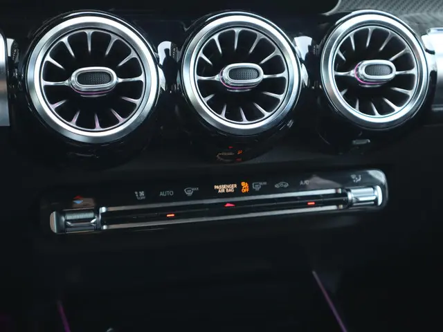 Mercedes-Benz GLB 200 AMG line 2020 Benzine 31