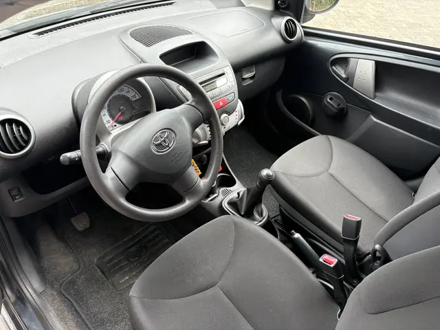 Toyota Aygo 1.0 VVT-i Now 2014 Benzine 6