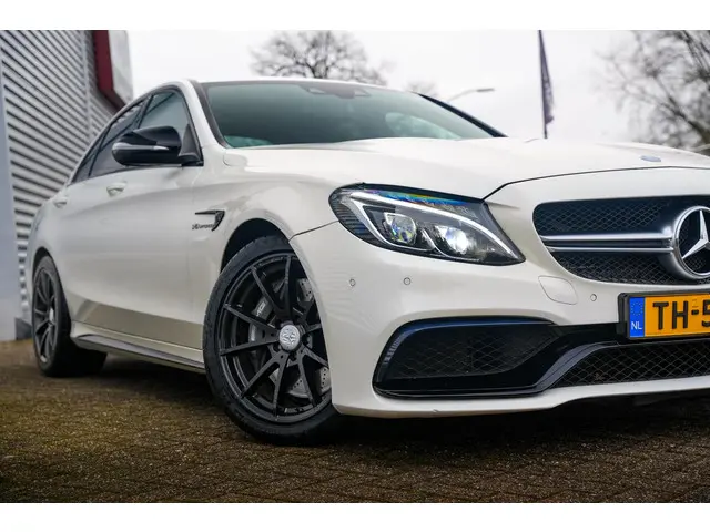 Mercedes-Benz C-Klasse AMG 63 2015 Benzine 34