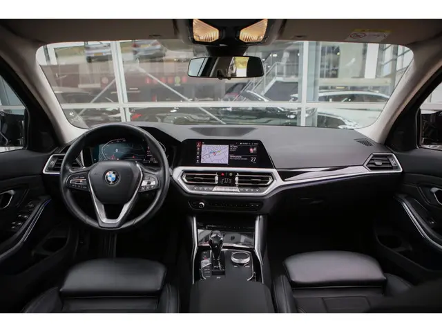 BMW 3 Serie 320i High Executive 2019 Benzine 7
