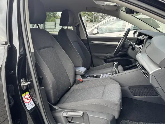 Volkswagen Golf 1.0 TSI LIFE 2023 Benzine 10