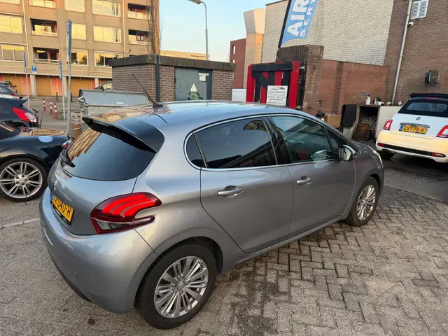 Peugeot 208 1.2 PureTech Allure 2019 Benzine 6