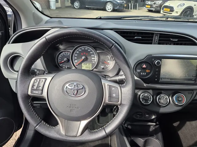 Toyota Yaris 1.0 VVT-i Aspiration 2015 Benzine 4