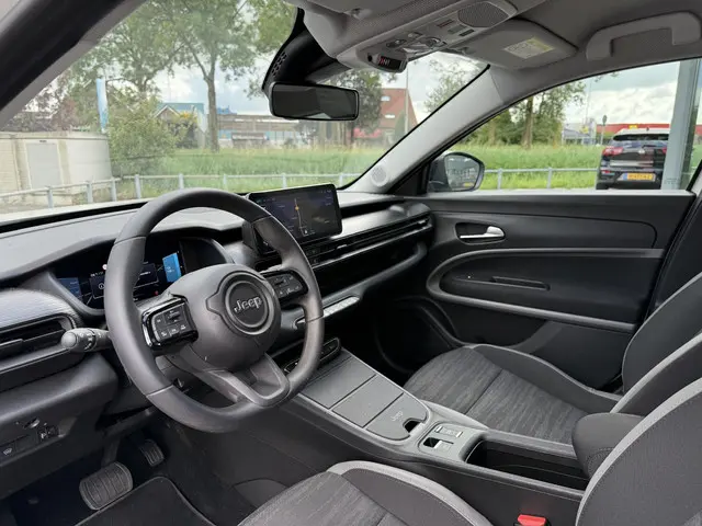 Jeep Avenger Longitude 54 kWh Aut. 2024 Elektrisch 12