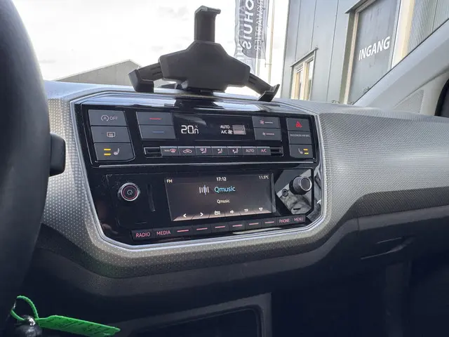 Volkswagen up! 1.0 MPI 60 pk BMT high up! 2019 Benzine 14