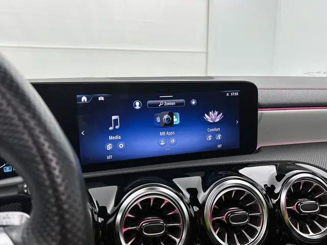 Mercedes-Benz CLA 180 AMG Line 2023 Hybride Benzine 24