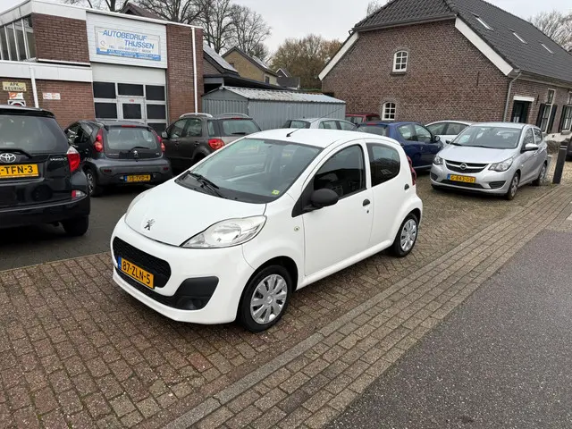 Peugeot 107 1.0 Access Accent 2013 Benzine